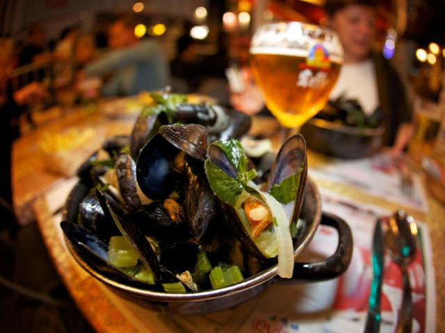 Plat de moules frites et une bière