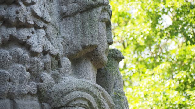 Sculptures au pied du beffroi de l'hôtel de ville