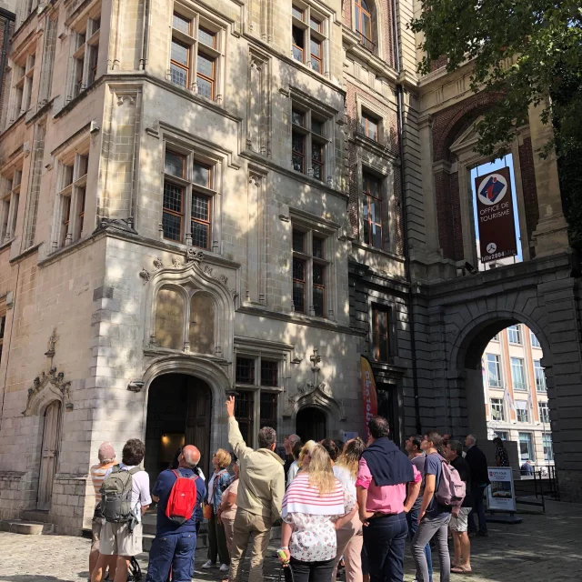 Groupe en visite devant le palais Rihour